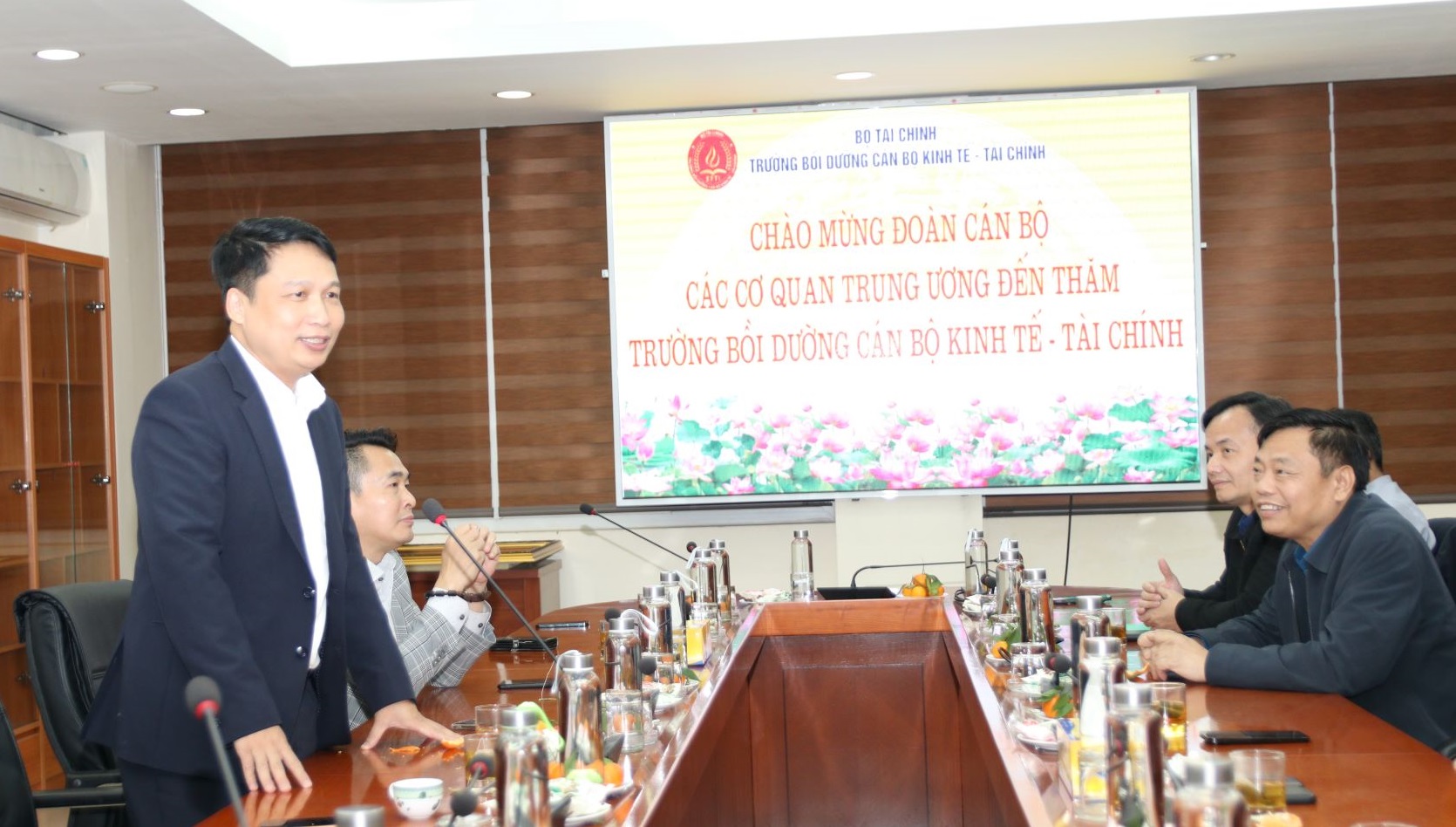 Gặp mặt Đoàn cán bộ các cơ quan Trung ương đến thăm và làm việc với Trường Bồi dưỡng cán bộ Kinh tế - Tài chính