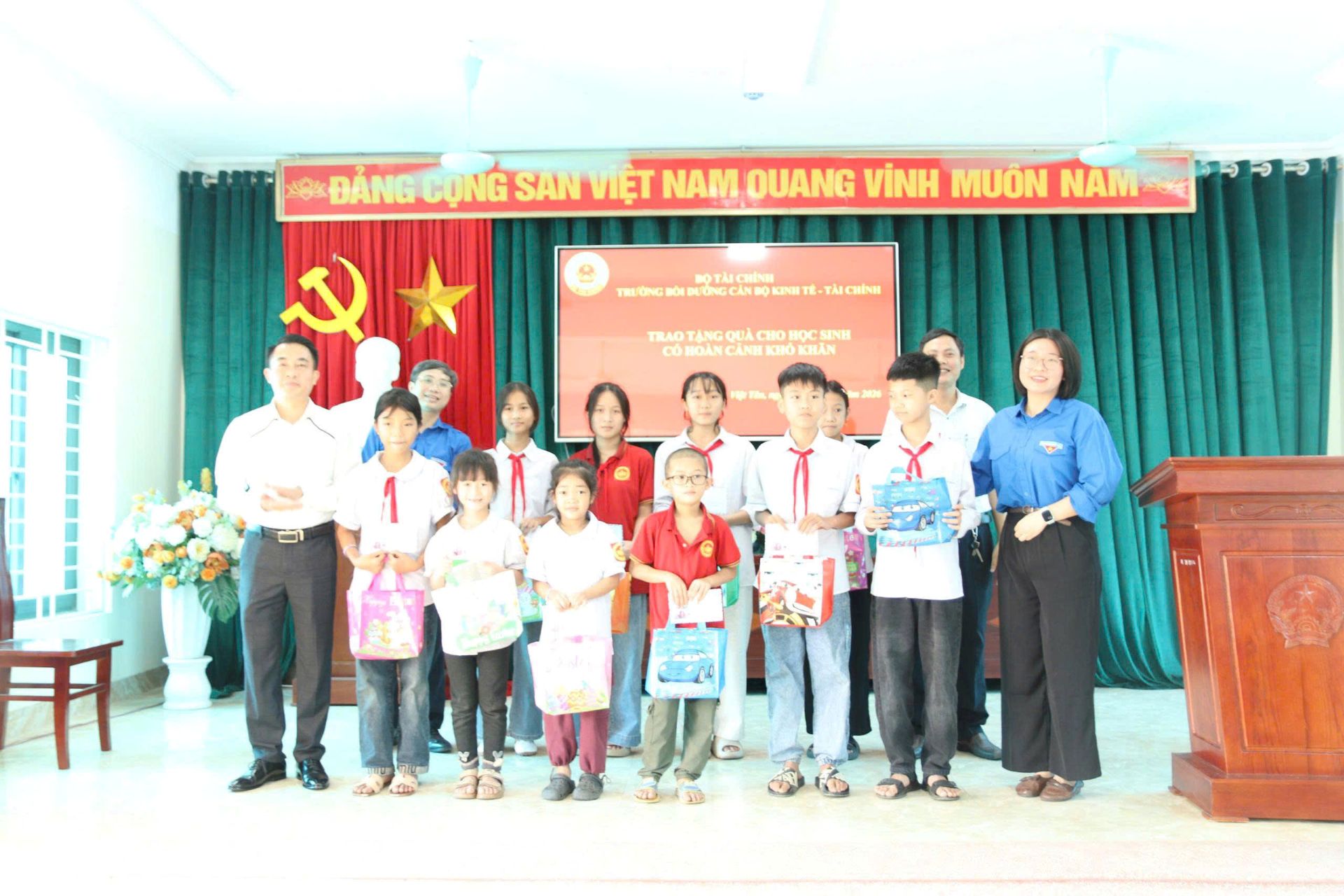 Tổ chức chương trình thiện nguyện tặng quà cho các em học sinh giỏi có hoàn cảnh khó khăn tại Trường Tiểu học – Trung học cơ sở Việt Cường, xã Việt Yên, tỉnh Hưng Yên