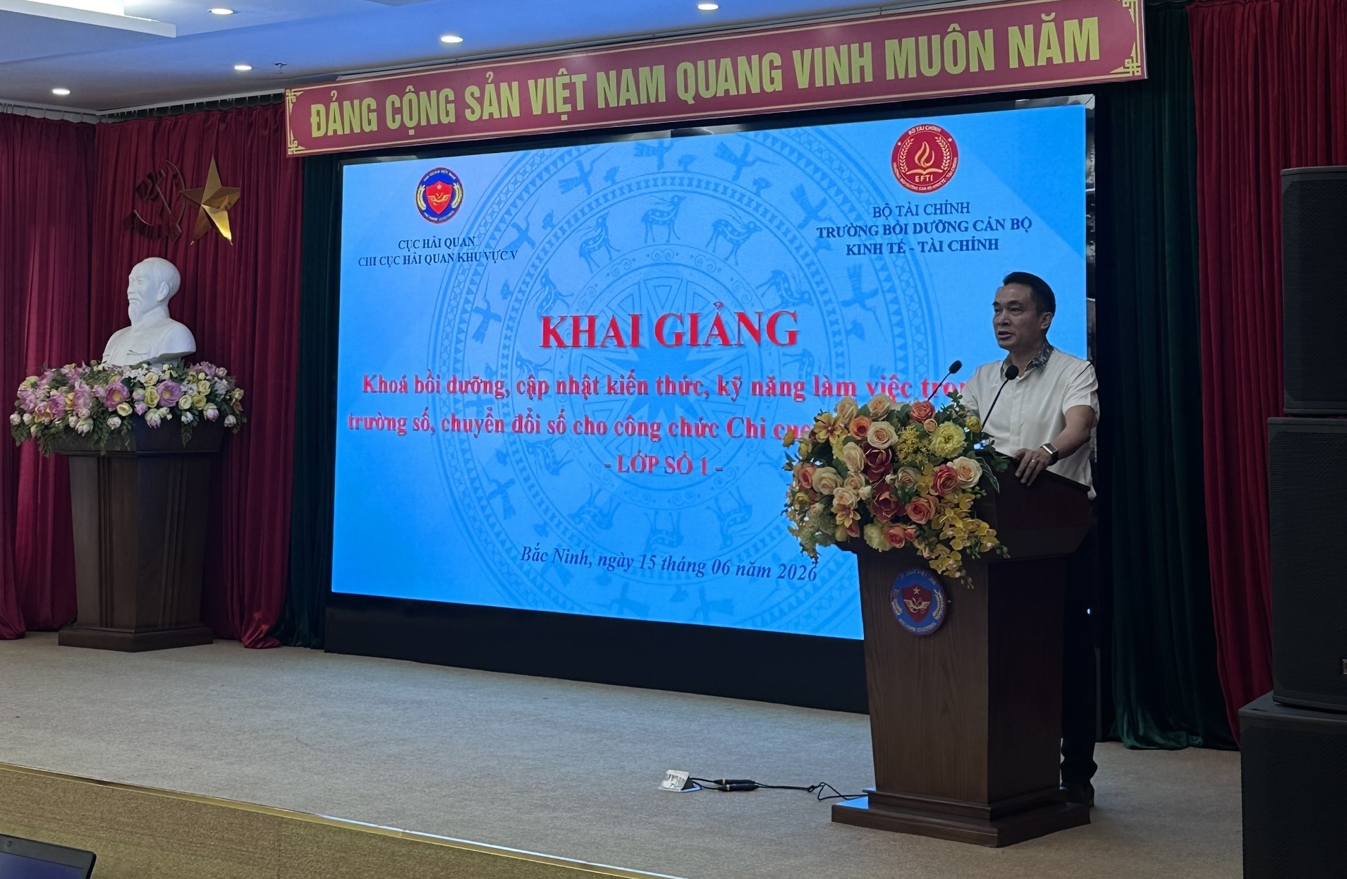 Khai giảng Lớp Bồi dưỡng, cập nhật kiến thức, kỹ năng làm việc trong môi trường số, chuyển đổi số cho công chức Chi cục Hải quan khu vực V